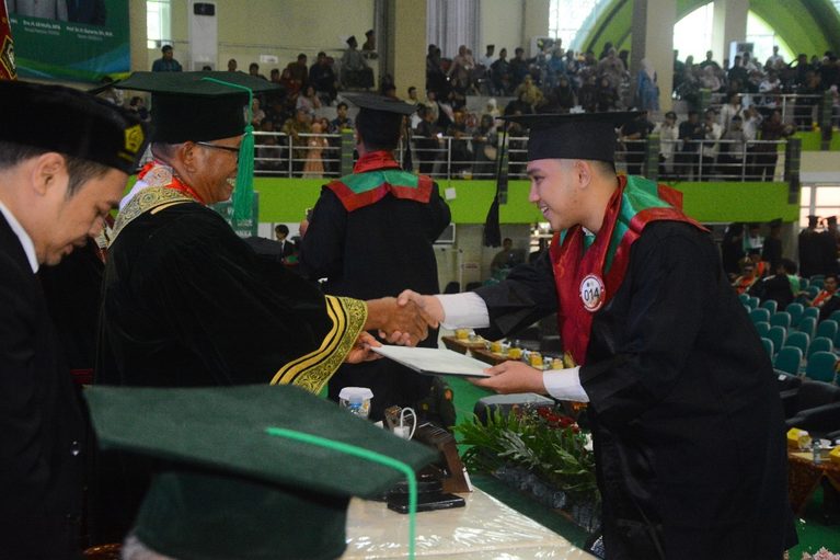 DIDOMINASI PREDIKAT CUMLAUDE, PARA SARJANA BARU PENDIDIKAN BAHASA INGGRIS UNISSULA SIAP KOREKSI DUNIA